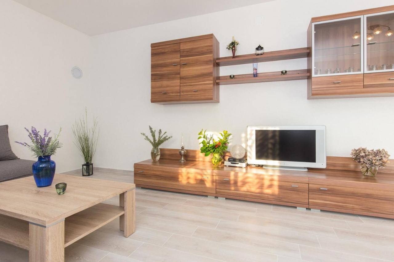 Apartment Dajana ปิเนซิตซี ภายนอก รูปภาพ