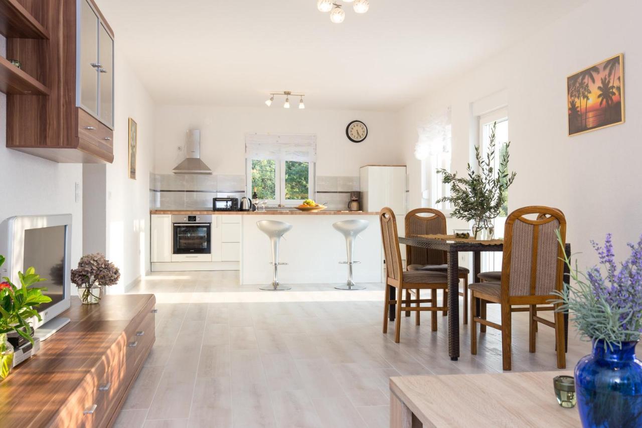 Apartment Dajana ปิเนซิตซี ภายนอก รูปภาพ