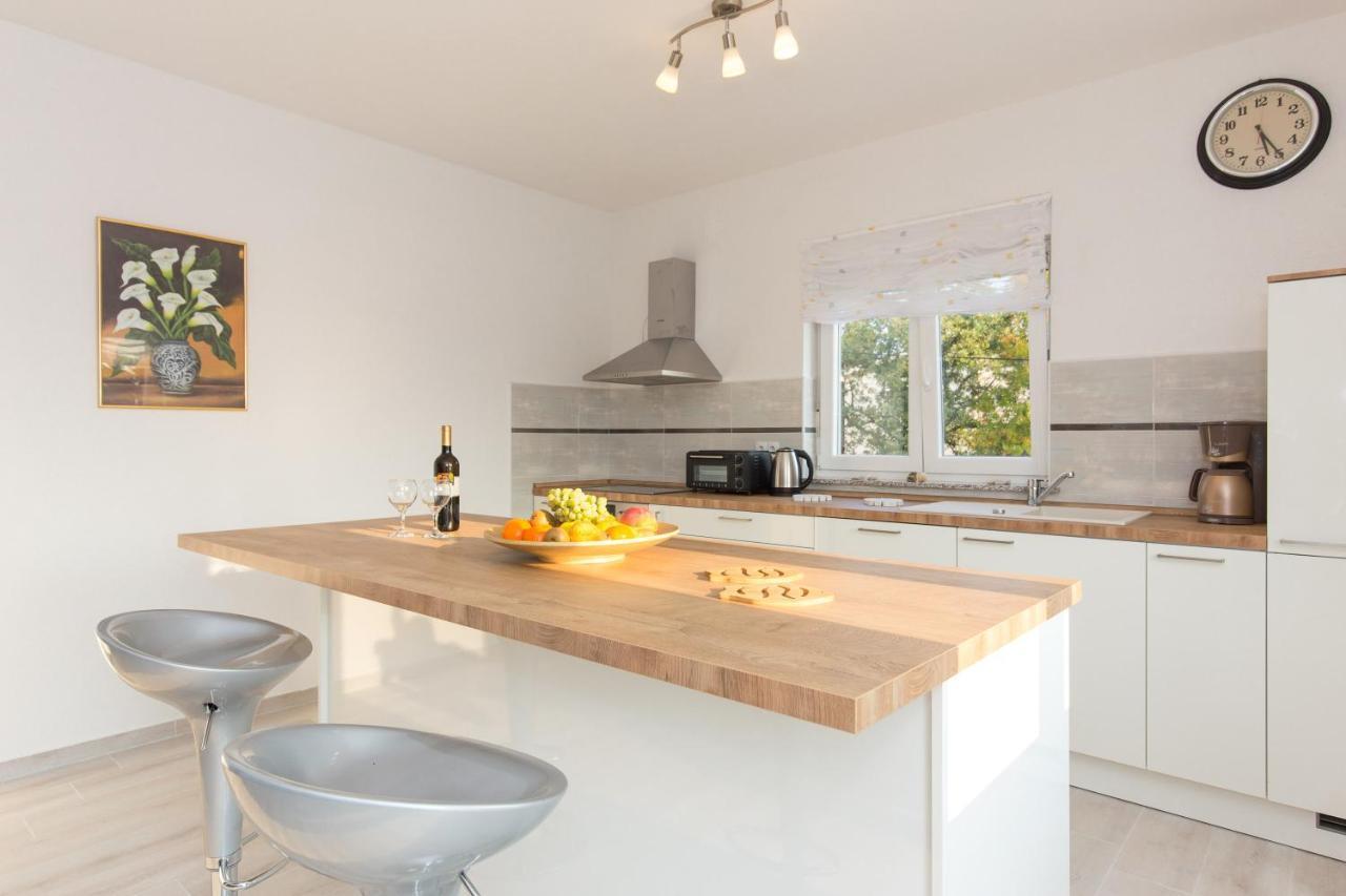 Apartment Dajana ปิเนซิตซี ภายนอก รูปภาพ