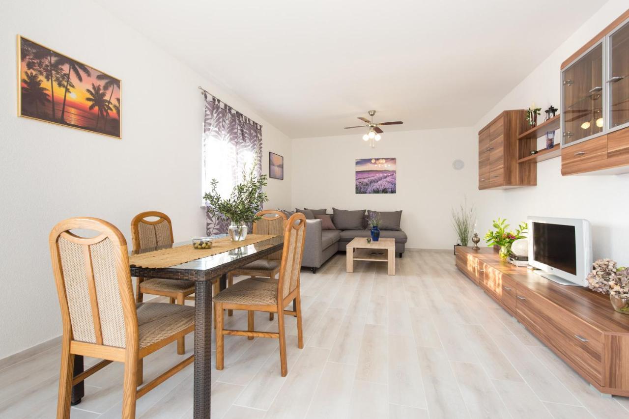 Apartment Dajana ปิเนซิตซี ภายนอก รูปภาพ