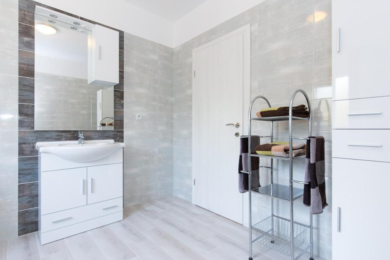 Apartment Dajana ปิเนซิตซี ภายนอก รูปภาพ